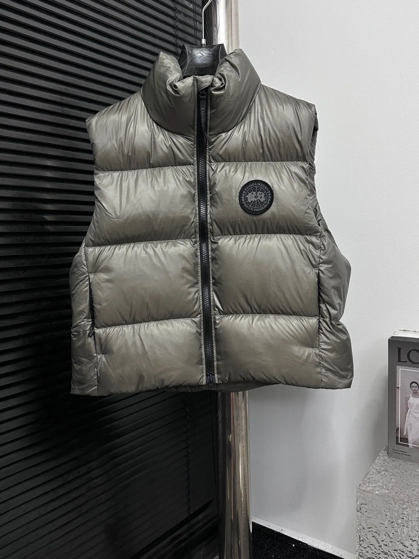P560 [Canada Goose] Big Goose🦢Puff Down Vest has always been recognized as the warmest down jacket. Various Instagram celebrities, Internet celebrities, and celebrities often wear it for street photos. I make Canada Goose every year, but I still can't get rid of my love for it. No matter how cold the days are, there is no need to be afraid, because there is! Filled with 90% white duck down, it is the legendary warmest down jacket and is known as a must-have for Arctic outdoor sports! The most popular down jacket in the world, celebrities are rushing to buy it, it is a must-have! Size: XS-XL